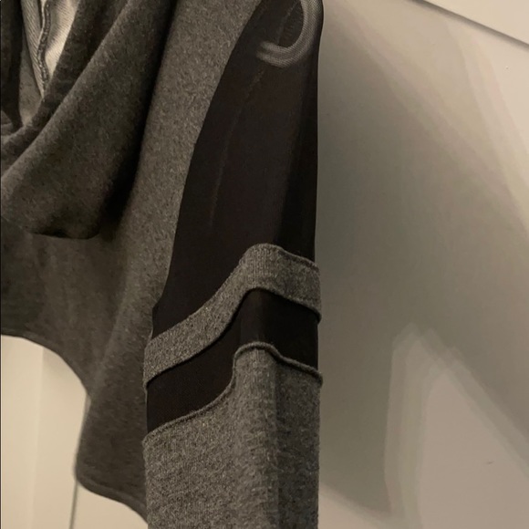 Crop top with mesh shoulders - Picture 3 of 3